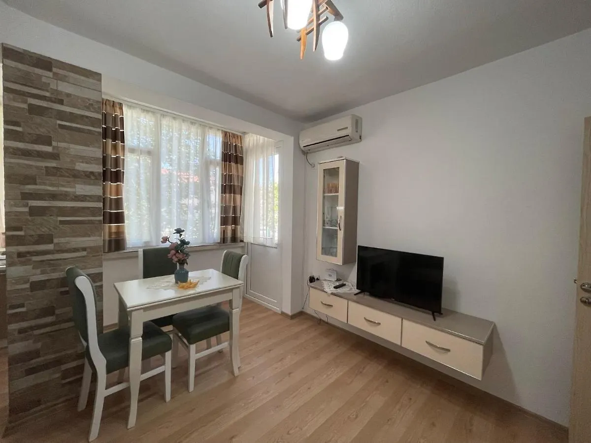 Lovely One-Bedroom Apartment With Private Entrance تيرانا