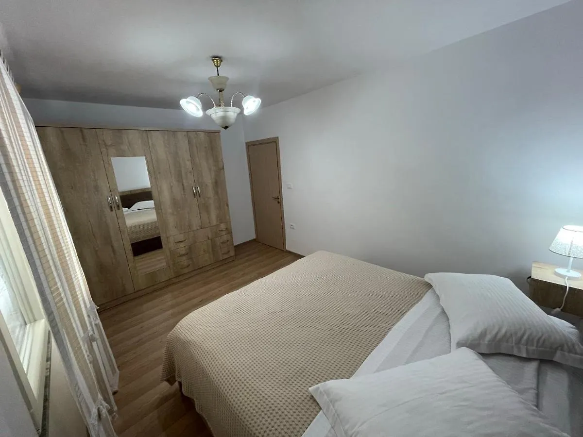 Lovely One-Bedroom Apartment With Private Entrance تيرانا