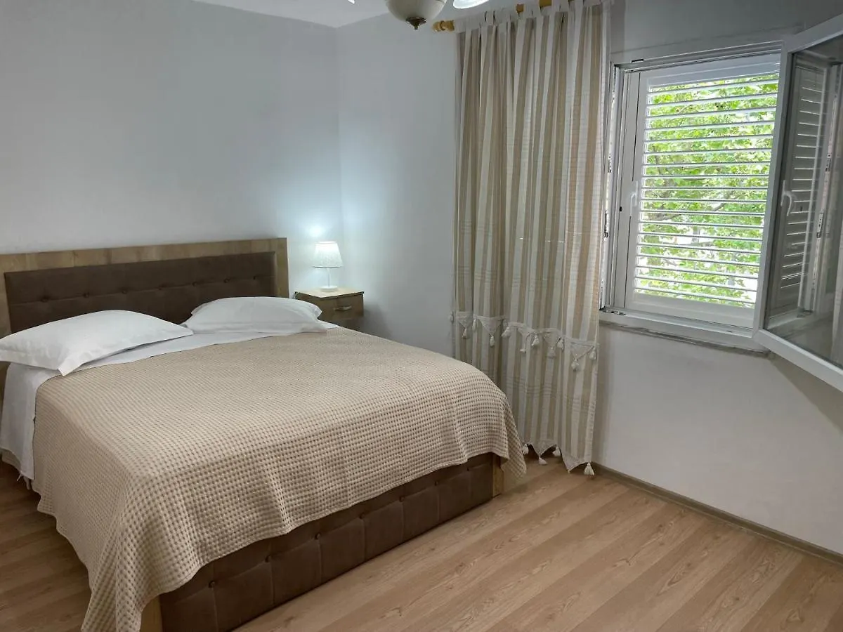 Lovely One-Bedroom Apartment With Private Entrance تيرانا